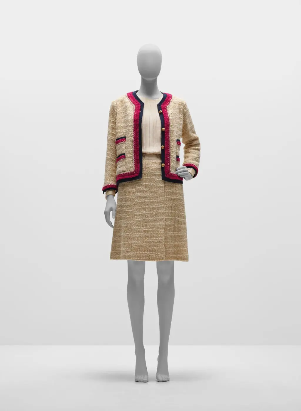 بدلة نسائية من ‏Coco Chanel‏ تعود لعام 1964 تقريبا